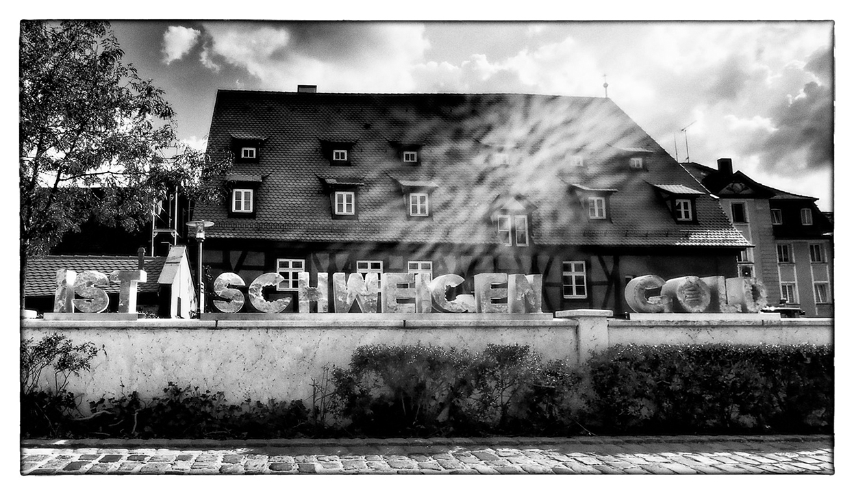 IST-SCHWEIGEN-GOLD-91126-Schwabach-Synagogengasse-Photo-Christine-Schoen