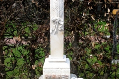restauriertes Grabkreuz aus Kalkstein mit Schrift aus Untersberger Marmor 2015